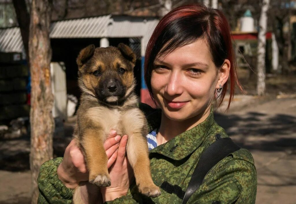 Женщины днр лнр. Женщины военные на донбассе. Девушка и ополченец. Ополченки донбасса. Девушки солдаты новороссии.
