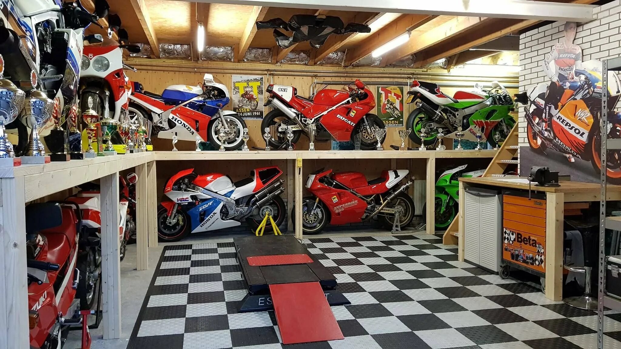 Гараж для мотоцикла. Гараж для мототехники. Гараж для мопеда. Кроссовый мотоцикл в гараже.