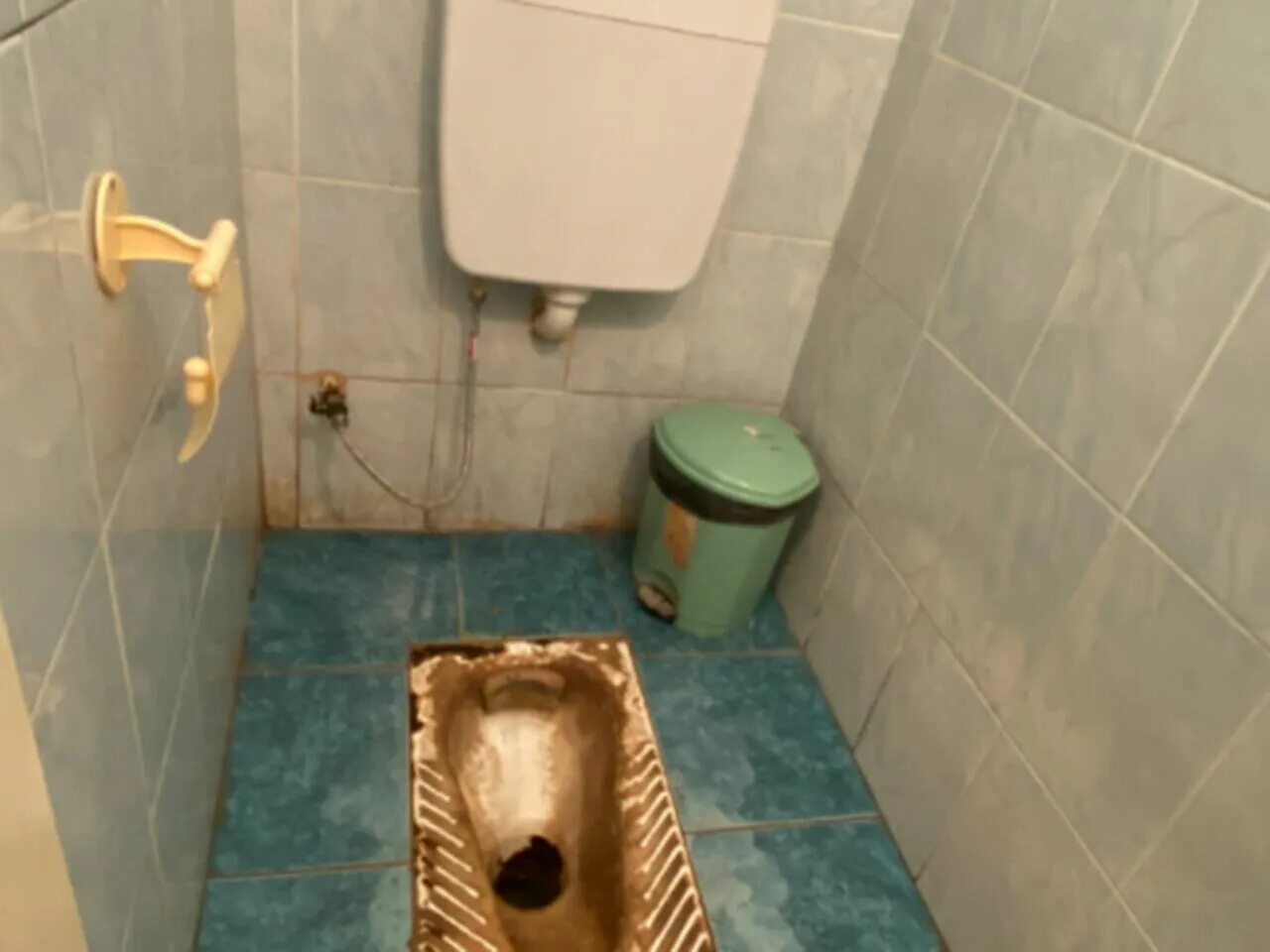 Туалетная комната в школе. Туалеты в российских школах. Унитазы для школьных туалетов.