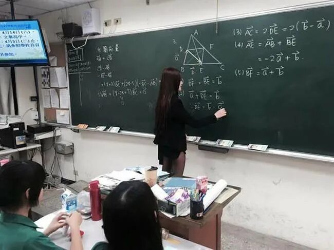 Япония учитель и ученица. Японские учителя. учителя в японии. китайский учитель. учитель в китайской школе.