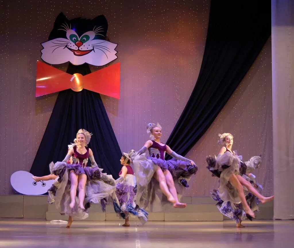 танцующие коты гиф. черный котенок 2017 выше радуги коллектив фото. танец черный кот. фестиваль танца черный кот. джаз балет ишим.