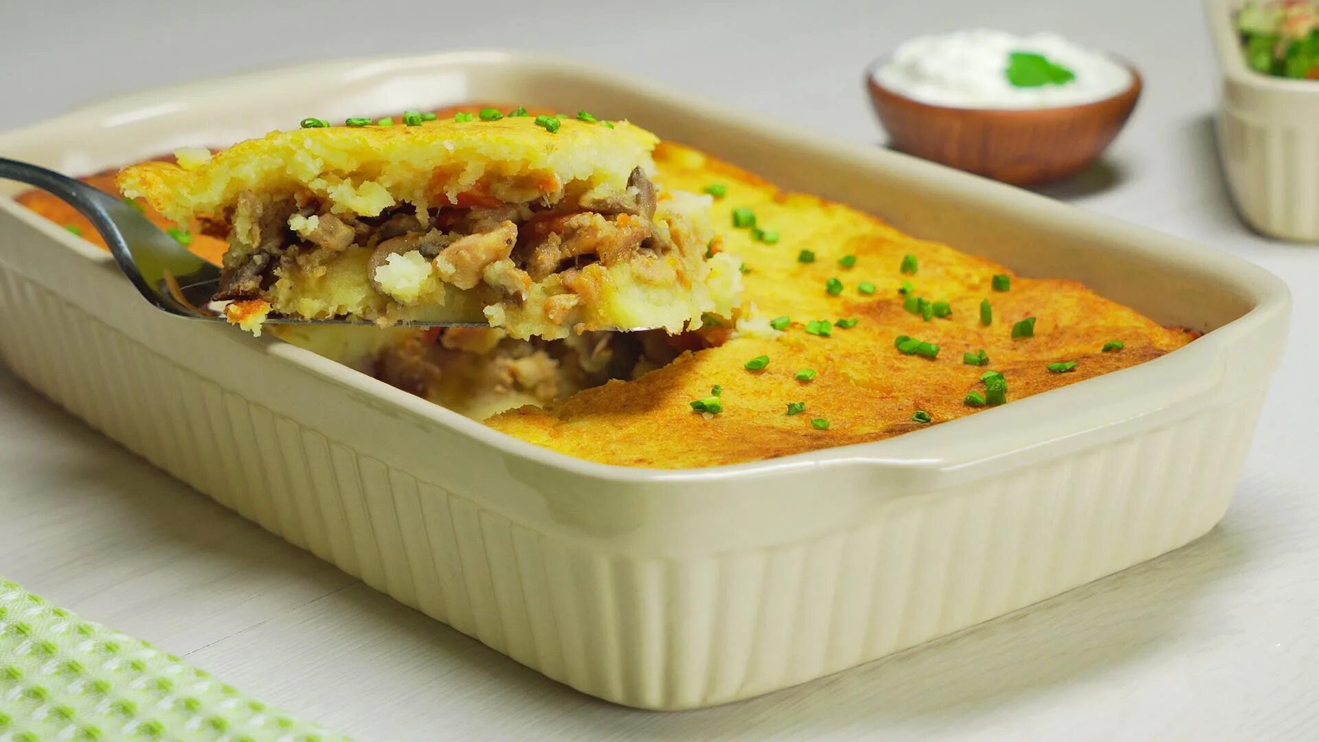Запеканка с картофелем и филе. Картофельная запеканка с грибами. запеканка с курицей картошкой и грибами. запеканка картофельная с курицей. запеканка из картофеля и курицы.