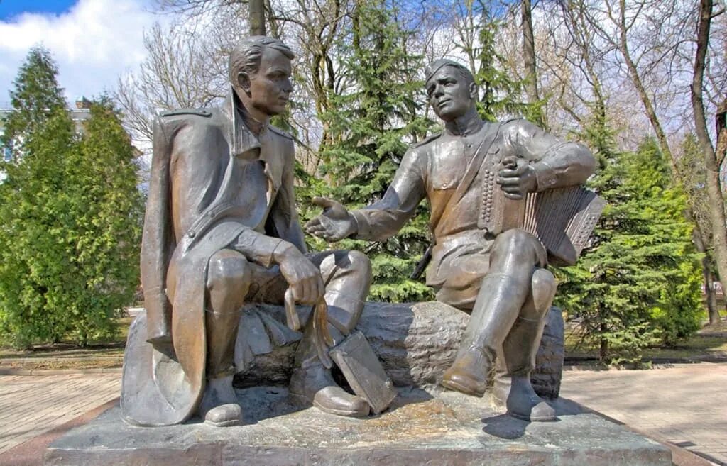 Памятник Василию Теркину в Смоленске. Памятник Твардовскому и Василию Теркину. Памятник Александру твадорскому и Василию Тёркину Смоленск. Памятник Александру Твардовскому и Василию Теркину в Смоленске. Памятник теркину в смоленске