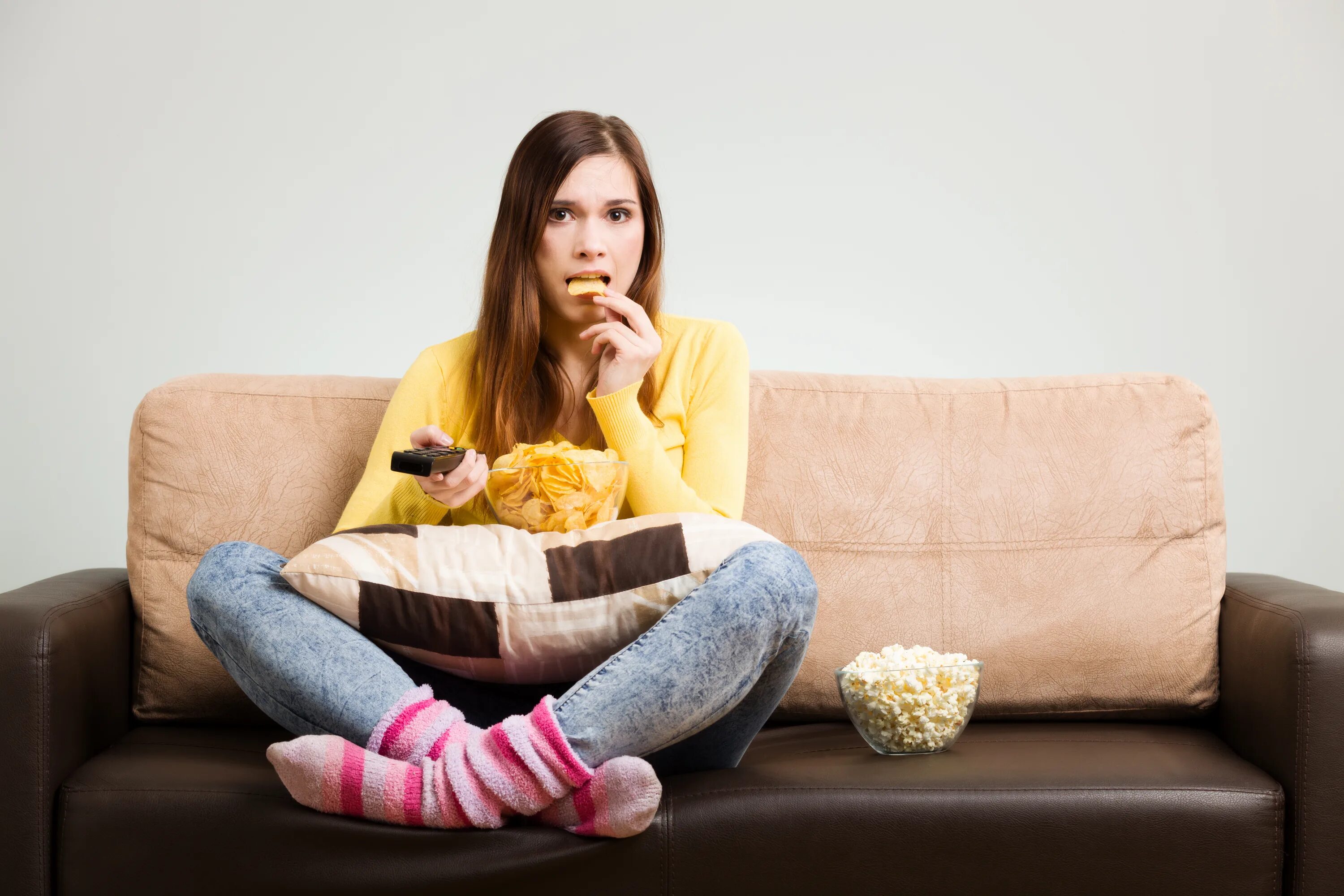 Девушка современна почему нн. Женщина смотрит телевизор. binge watching. девушка на диване смотрит телевизор. девушка в маске смотрит телевизор.