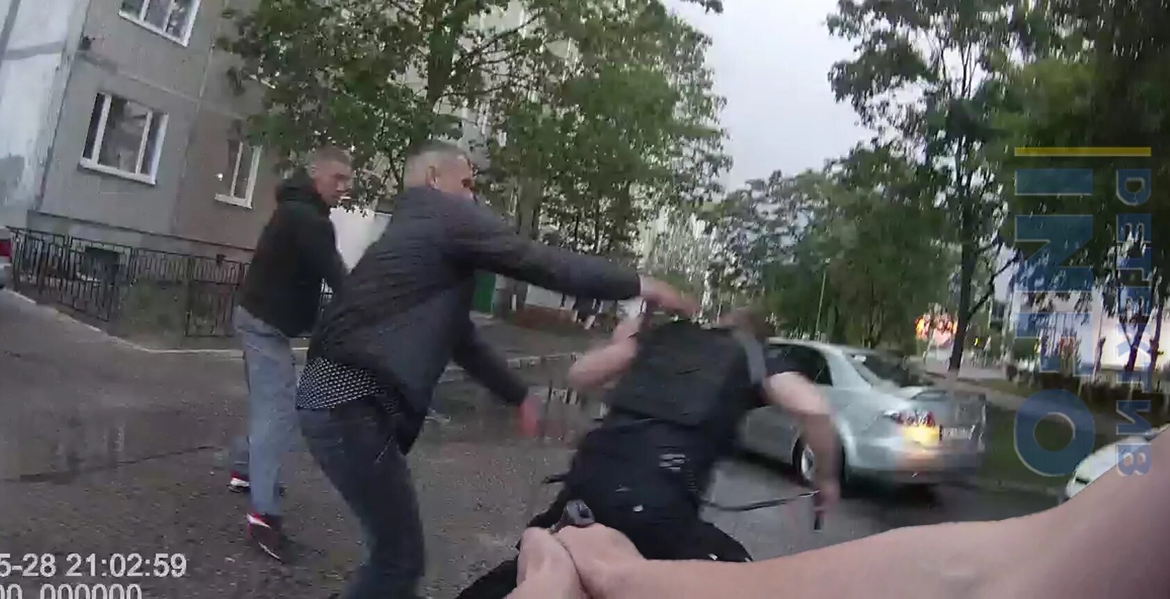 мужики дерутся на улице