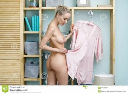 Portret van een naakt meisje. 