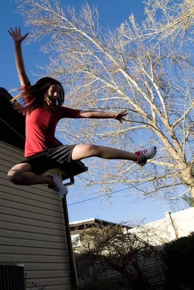 Девочка прыгает на батуте. Сесть на шею. Девочка в прыжке. Танцы на природе. Some outdoor fun.