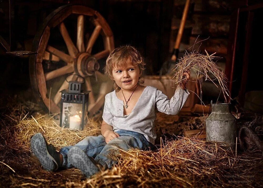 Детская фотосессия с собакой. Фотосессия в сарае с сеном. Деревенский мальчик. Деревенский стиль одежды мальчик. Фотосессия в деревне.