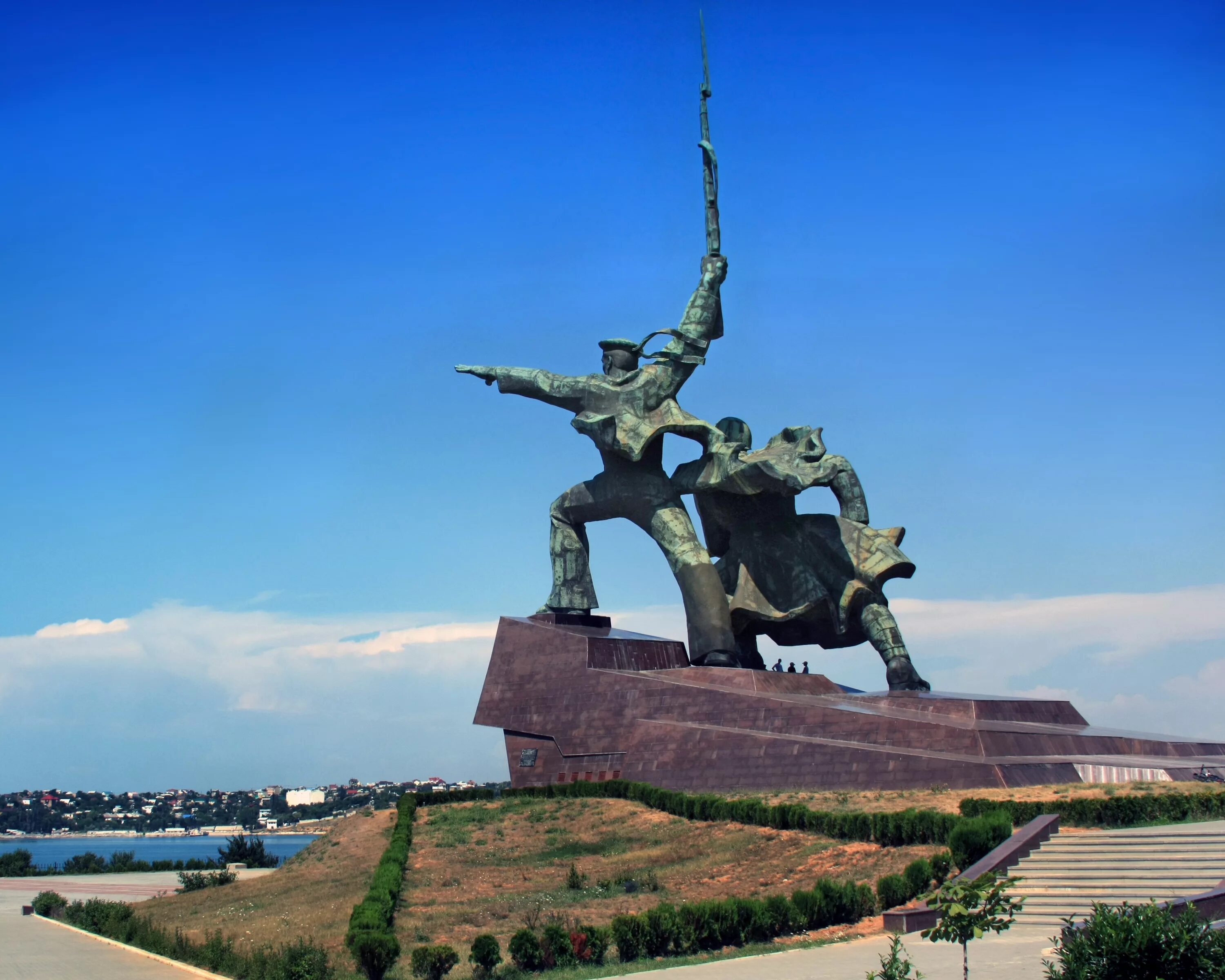 Города герои великой отечественной севастополь. Памятник матросу и солдату в Севастополе. Монумент Победы Севастополь. Мемориал Победы Севастополь. Мемориальный комплекс ВОВ Севастополь памятник морякам.