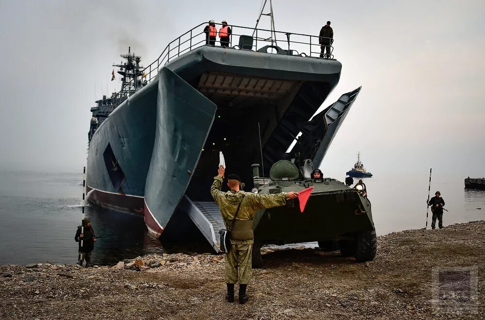 Высадка на корабль. Морская пехота России БДК. БДК морской пехоты РФ. БДК Орск высадка десанта. Морская пехота высадка десанта с БДК РФ.