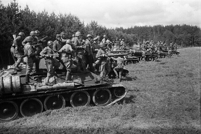 Львовская операция 1944. Львовско-Сандомирская операция. Сандомирский плацдарм 1944. Льво́вско-Сандоми́рская опера́ция (13 июля — 29 августа 1944). 4 Гвардейский танковый корпус.