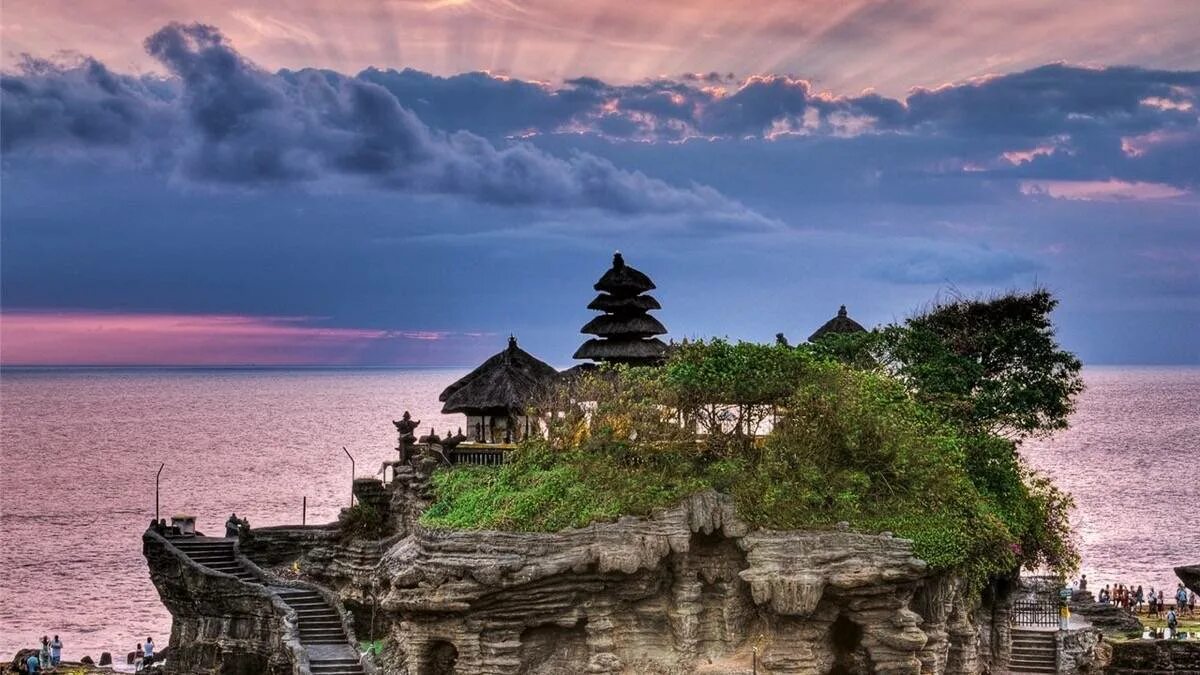 Время бали индонезия. Бали (остров в малайском архипелаге). Храм Пура Танах лот. Храм Пура Лухур Улувату Бали. Нуану Бали.