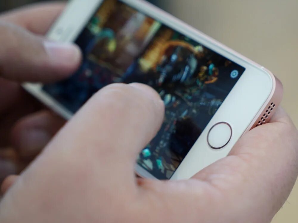 Крошечный айфон. Iphone 5 2016. Видео айфон маленький. Iphone 5se. Видео айфон маленький.