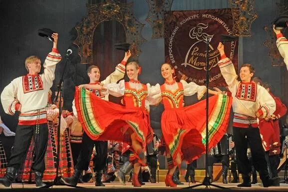 Частушки под пляску цыганочка. Русские народные танцы в деревне. Частушки старые. Танцы частушки. Танцы частушки.