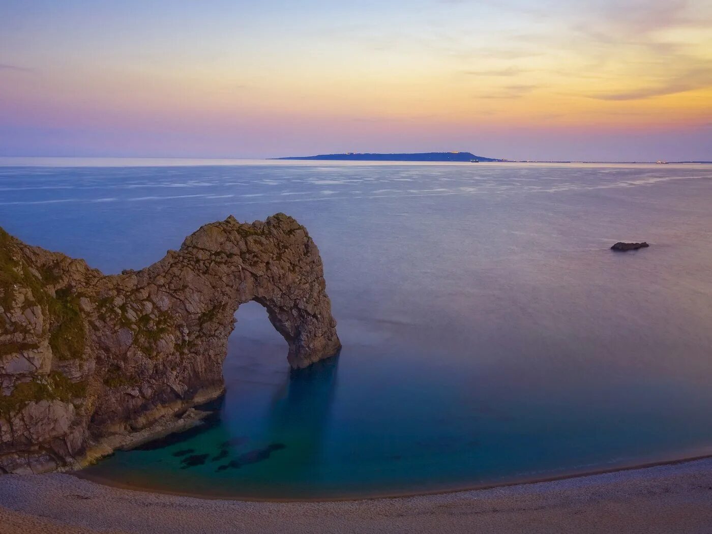 Арка в воде. Durdle Door. Durdle Door Love story. Durdle Door couple.