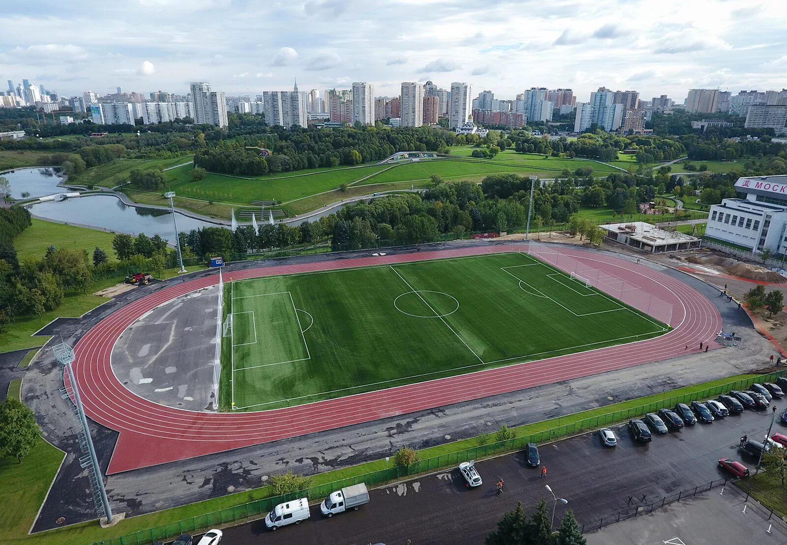 2 стадиона в москве. Стадион Олимпийская деревня 80. Олимпийская деревня Мичуринский проспект футбольное поле. Олимпийская деревня 80 футбольное поле. Олимпийская деревня 80 спорткомплекс.