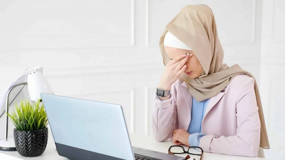 Девушка в хиджабе в офисе. В парандже за компьютером. Мусульманка за компьютером. Девушка в хиджабе за компьютером. Мусульмане в интернете