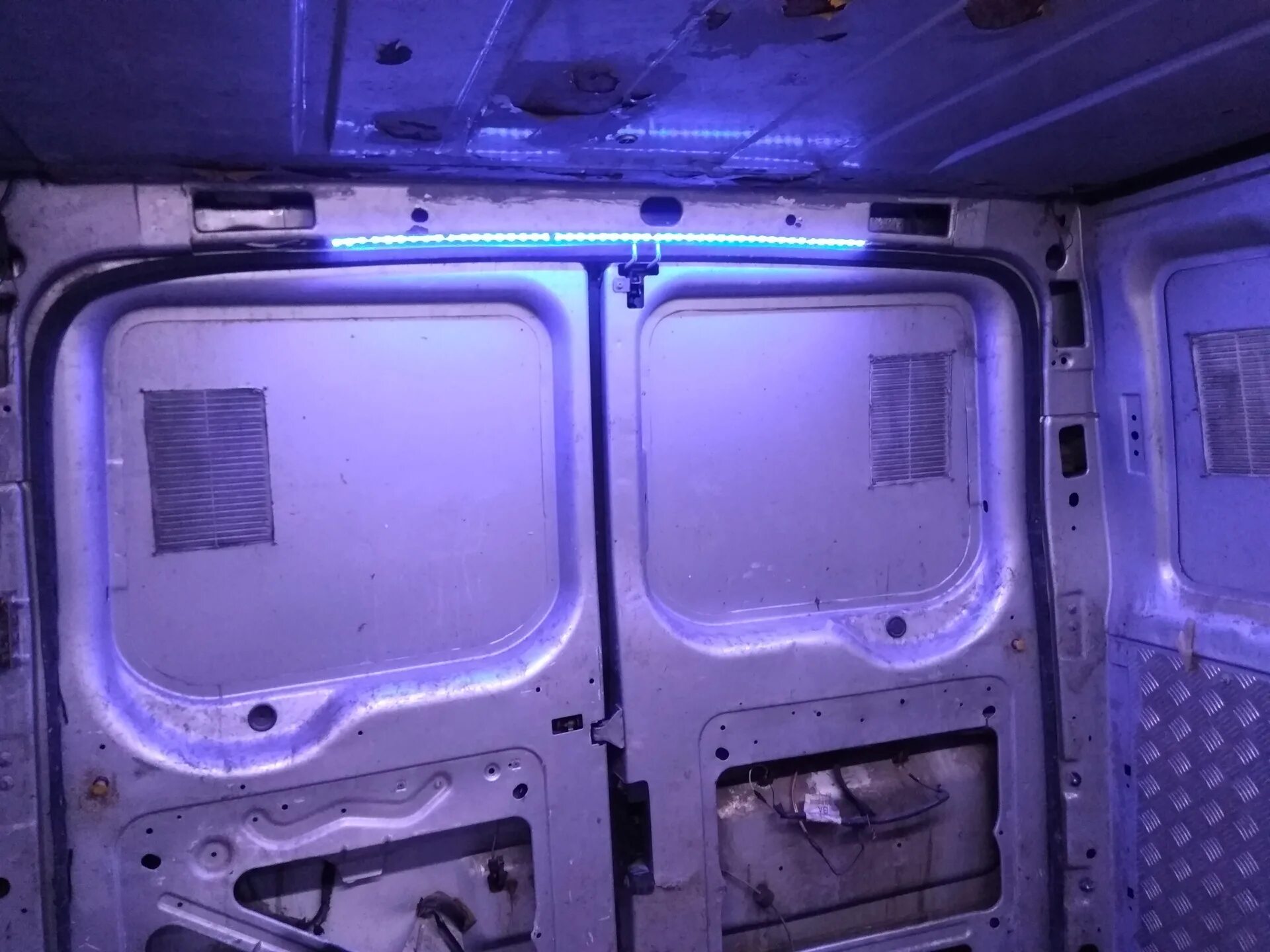 Шумоизоляция фургона Форд Транзит. Диодное освещение фургона Форд Транзит 2018. Фургон изнутри. Подсветка фургона внутри.