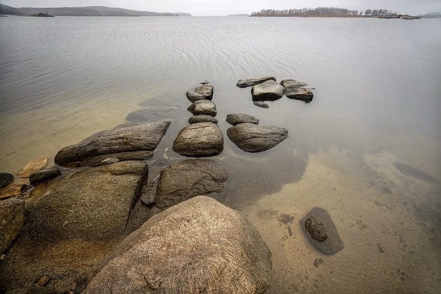 Камень ушедшего времени. Камни уходящие в море. Камень уходит в море. Ручей по камням уходящий в перспективу. Камень уходи.