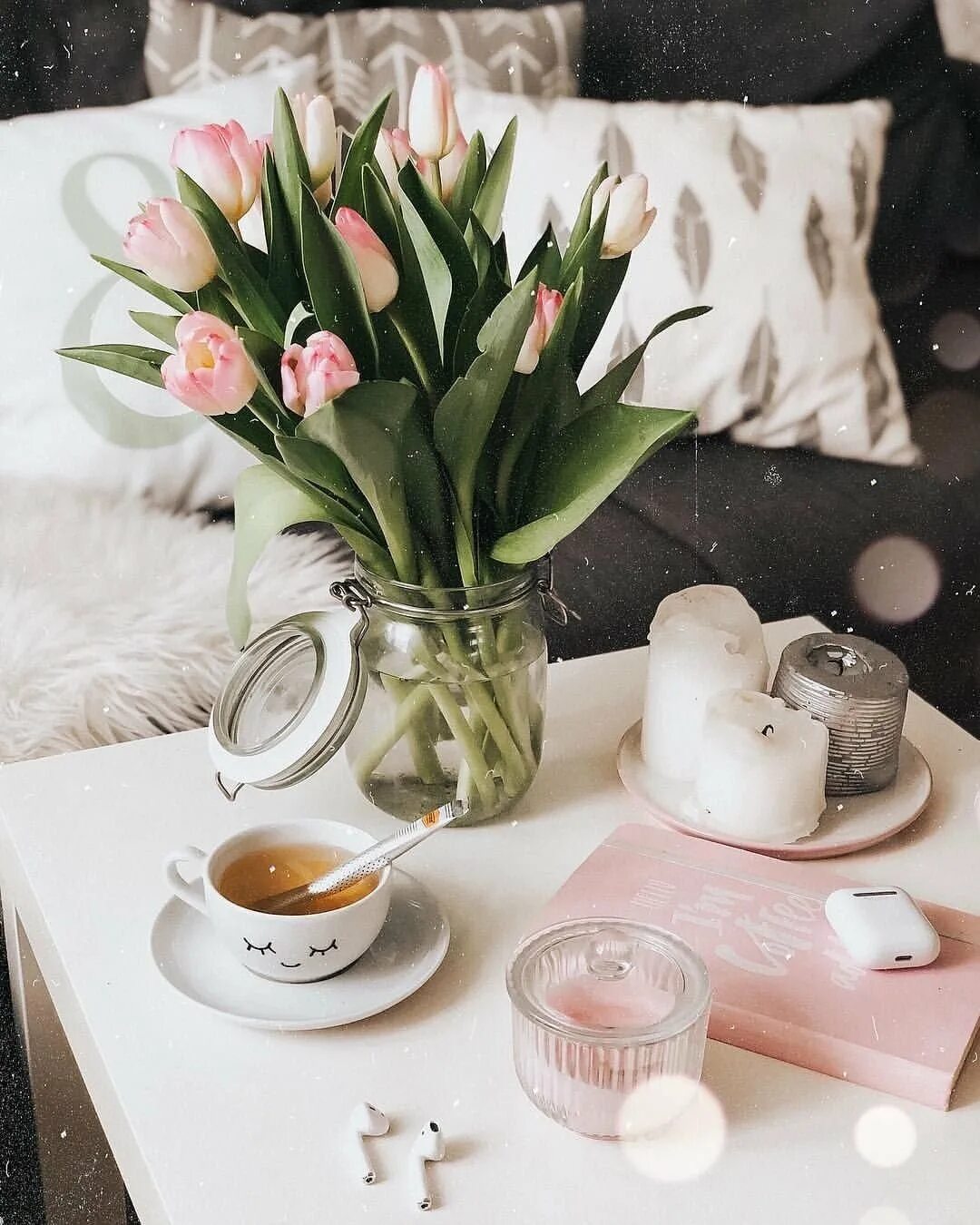 Красивый завтрак с цветами. Кофе цветы стильные. Завтрак с тюльпанами. Букет тюльпанов к завтраку. Кофе и тюльпаны картинки