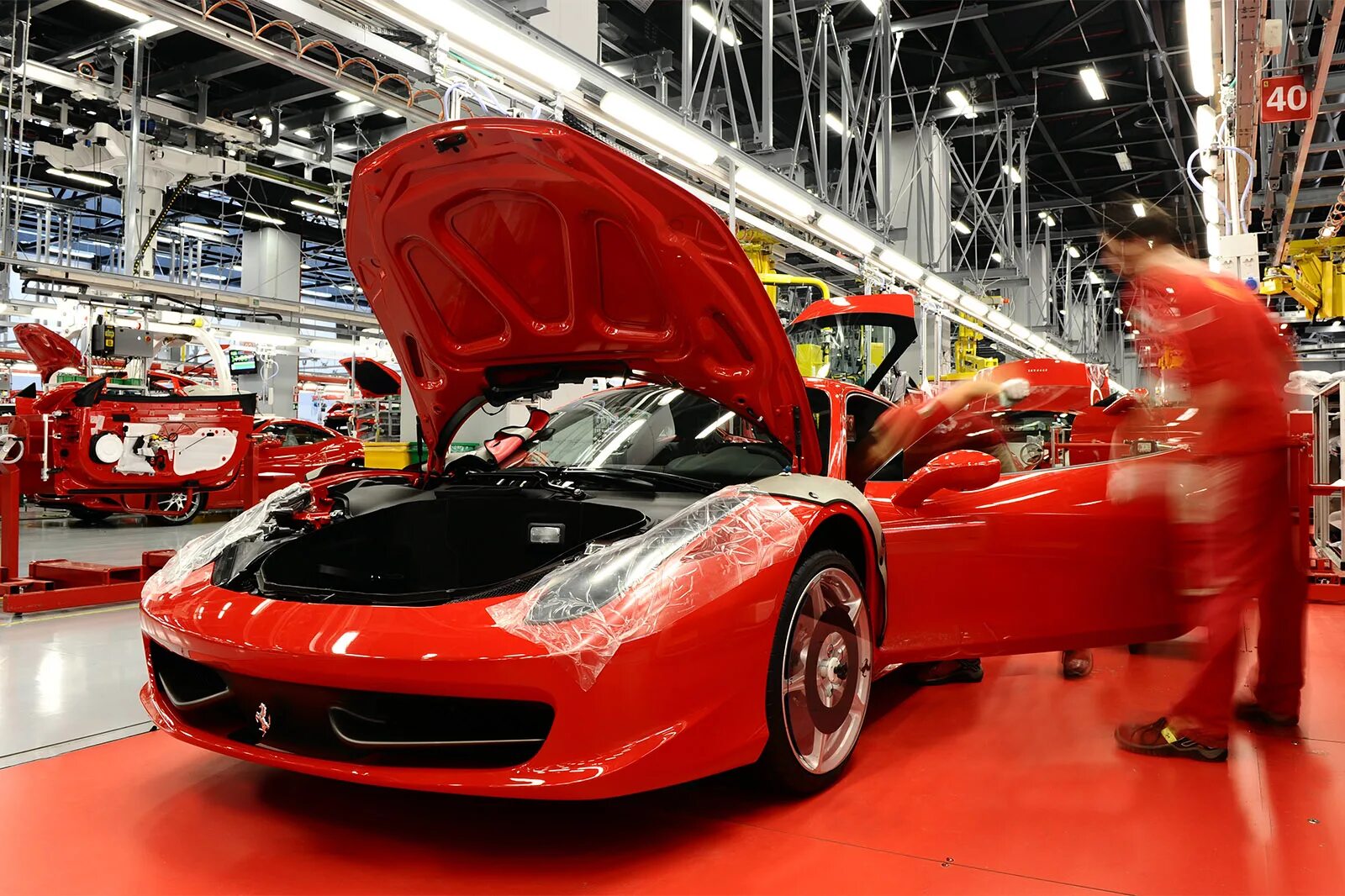 Страна производитель италия. Ferrari Maranello Factory. Завод Феррари в Италии. Завод Ferrari в Маранелло. Завод Феррари 2020.