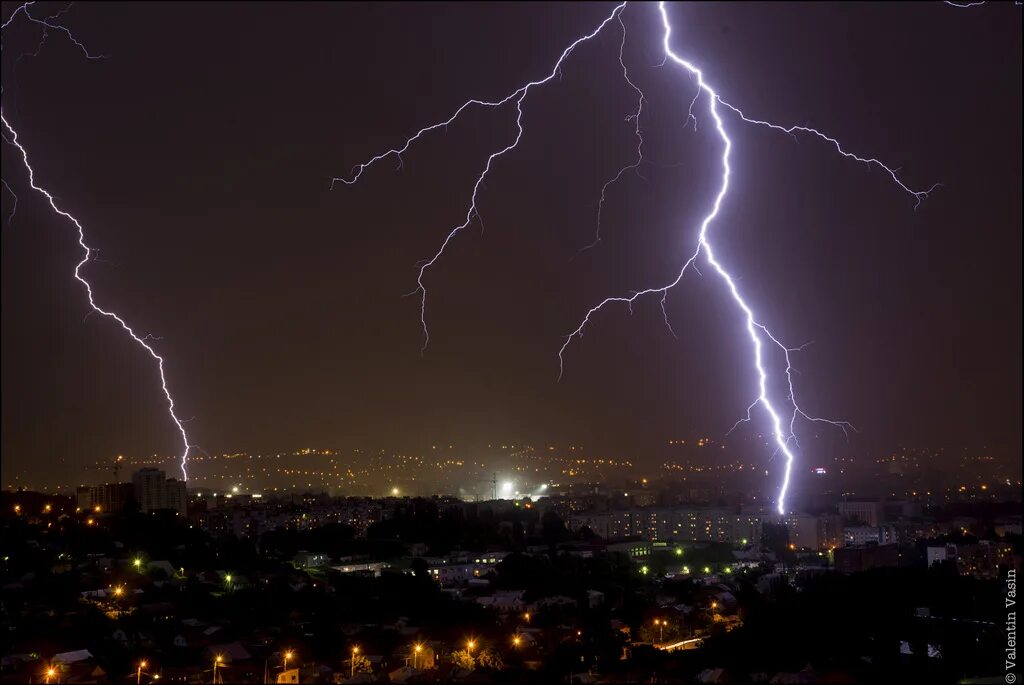 огромная молния. в каком городе будет гроза. гроза молния ливень москва. гроза в кирове. в каком городе будет гроза.