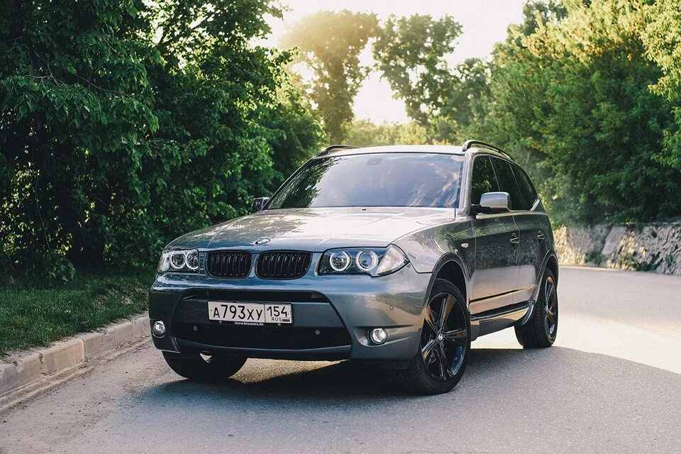 Шины на бмв х3. БМВ х3 е83. BMW e83. BMW x3 e83 аэродинамический обвес. BMW x3 e83 м пакет.