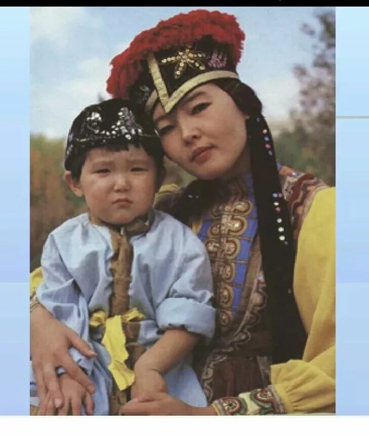 Калмыки 18 век одежда. Калмыцкий национальный костюм. Девочка калмычка. Элиста люди калмычки. Калмыцкая внешность.