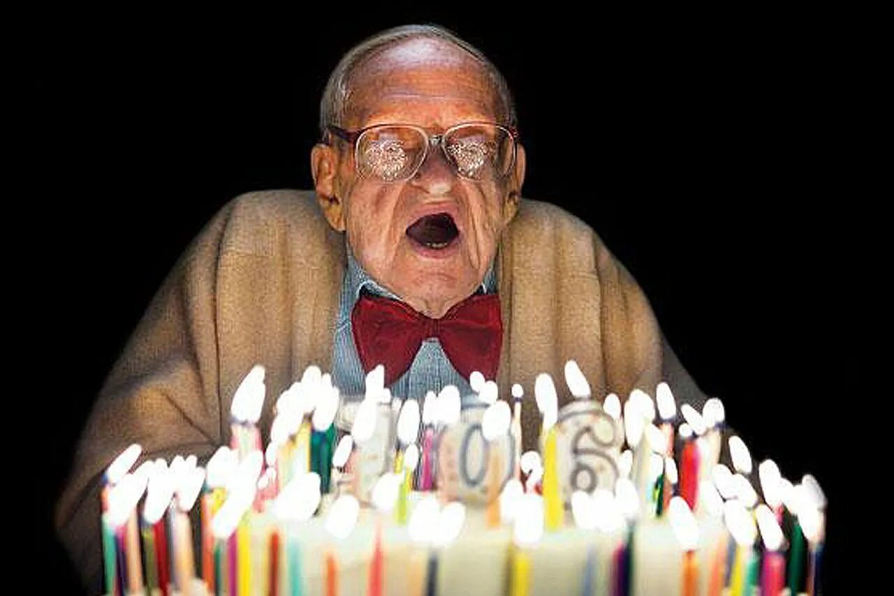 дед со свечкой. бабушка задувает свечи на торте. герард доу astronomer. человек со свечой в темноте. освещение в портретной и живописи.