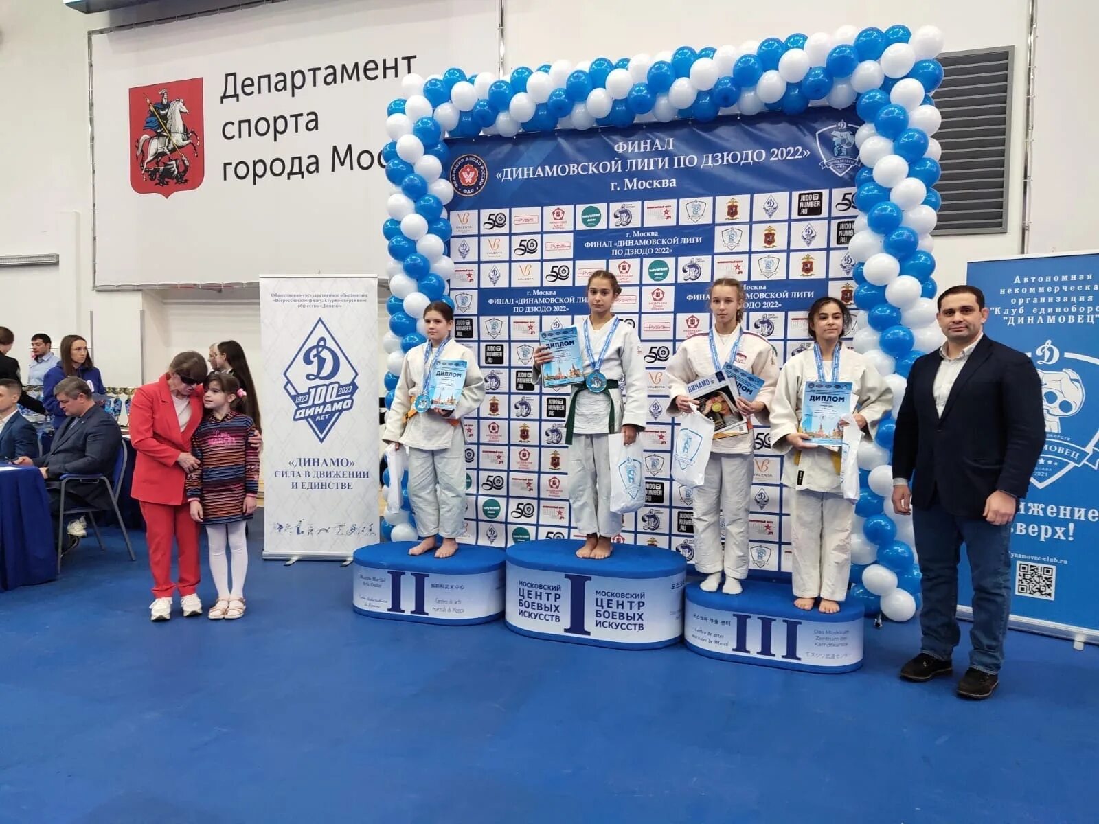 Российские спортсмены. Российские спортсмены. Награждение велосипедистов. Соревнования в москве 25 августа. Награждение велосипедистов.