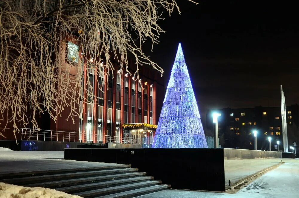 Центральная площадь города ижевска 2022. Елка на центральной площади ижевск. Елки ижевск. Елки ижевск. Елки ижевск.
