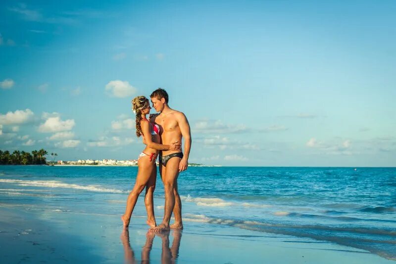 Семейные пары на нудиском пляже. Молодые нудистские пары. Две семейные пары на пляже. Пляж семейные пары видео. Голая парочка на берегу.