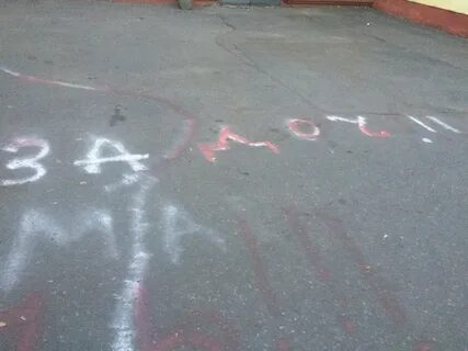 Под окнами роддома я стою