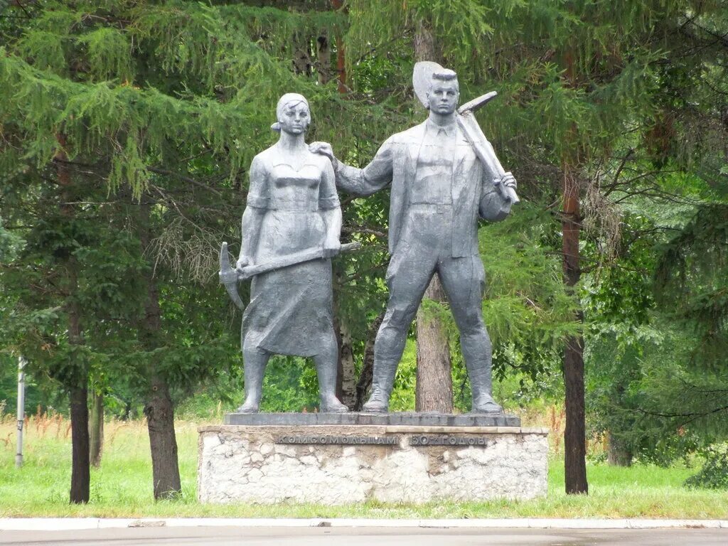 Краснодарский край комсомольск. Памятник первостроителям Комсомольск-на-Амуре. Памятник первостроителям Комсомольск. Хабаровск памятник комсомольцам. Памятник первым комсомольцам в Комсомольске на Амуре.