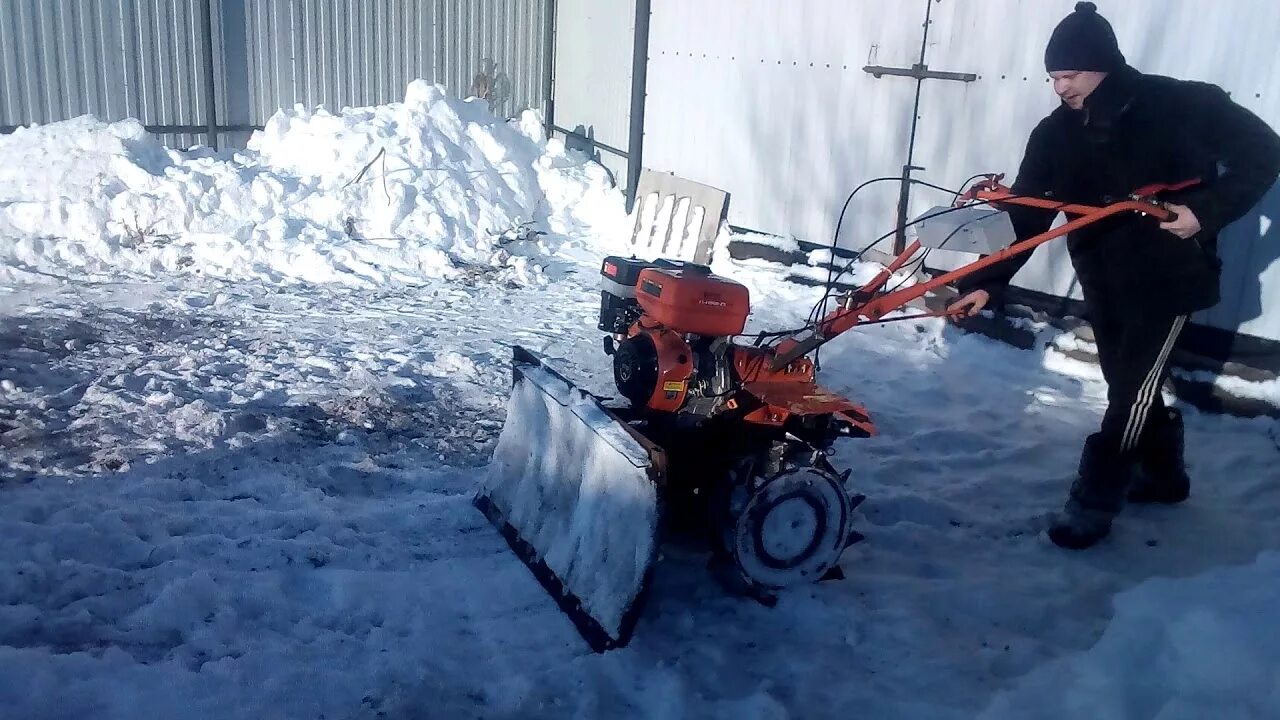 Уборка снега мотоблоком купить. Мотоблок Спутник МК-950-3р. Мотоблок для уборки снега.