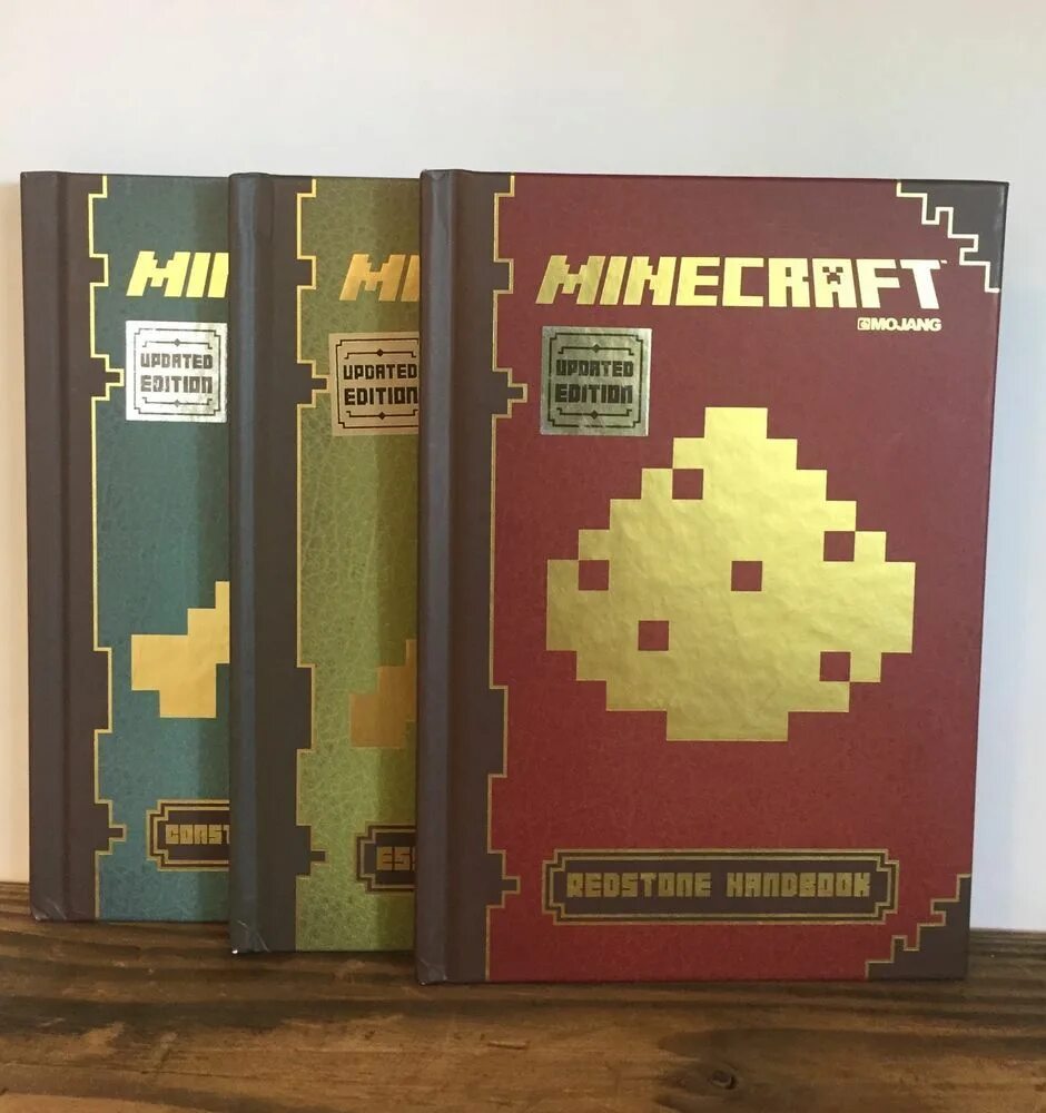 Официальные книги майнкрафт. Minecraft книга. Книги по майнкрафту. Книжка из МАЙНКРАФТА. Официальные книги.