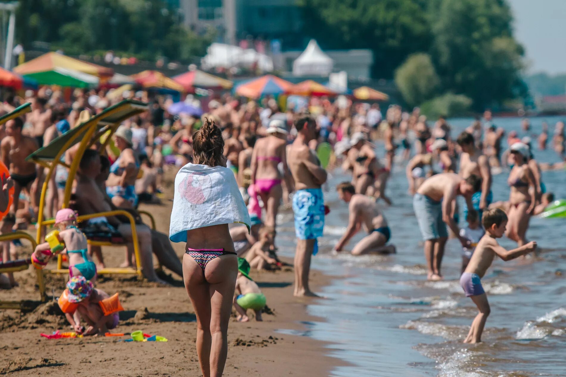 Летом на городском пляже. Городской пляж. Общественный пляж. Самарский пляж.