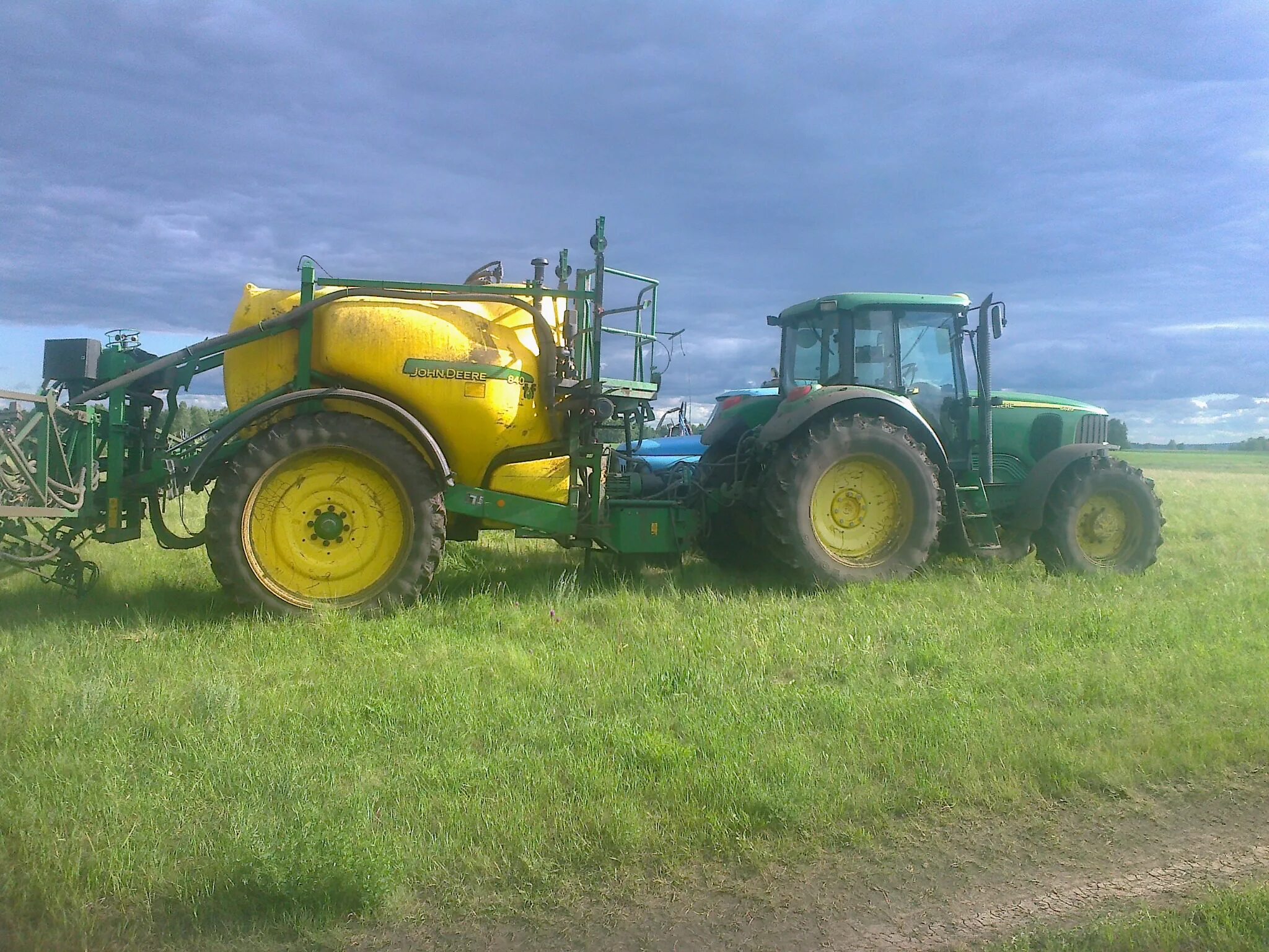 Трактор john deere 5075e. Трактор в поле. Колесный трактор в поле. Звук работающего трактора. Джон дир.