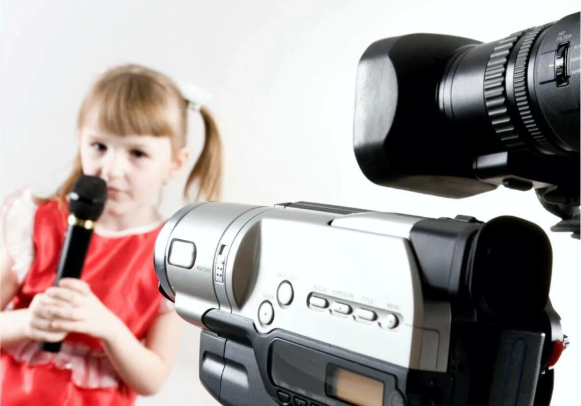 Ребенок с кинокамерой. Фотоаппарат для детей. Телевизионная детская журналистика. Ребенок видеооператор.