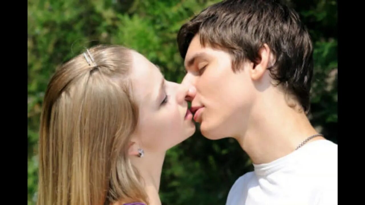 Поцелуй девушек. Поцелуй в губы. Поцелуй в губы подростков. Первый поцелуй в губы. Как можно целоваться