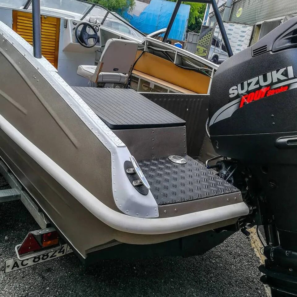 катер с защитой мотора. Boat line. защита киля для стеклопластиковых катеров из нержавейки. защита киля для стеклопластиковых лодок. защита катера.