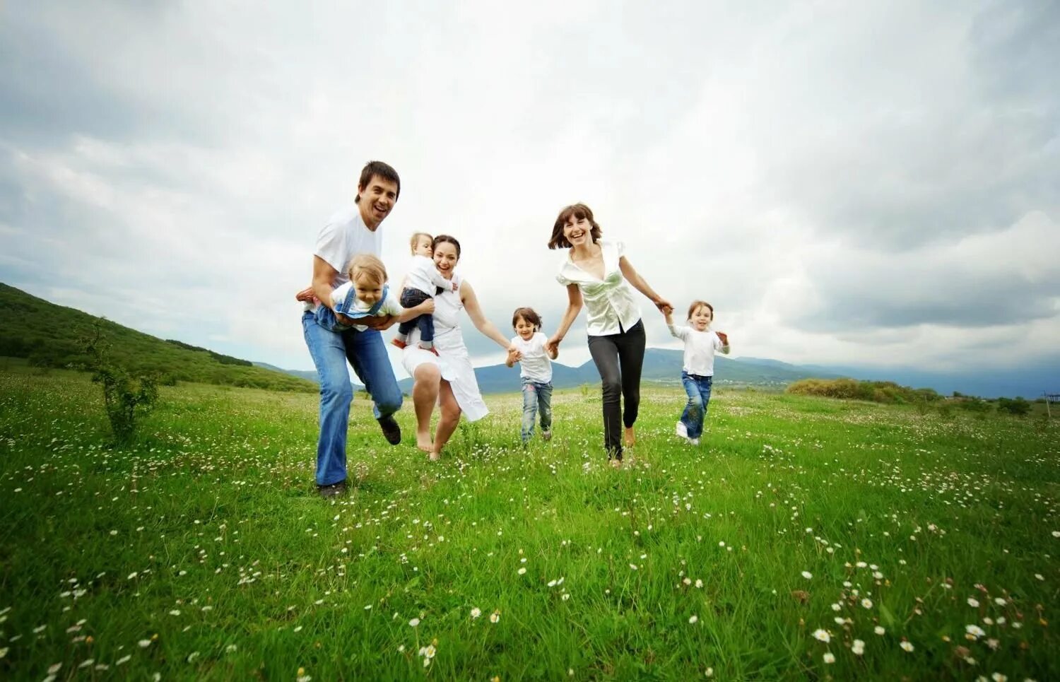 Happy people life. Счастливая семья на природе. Счастлива ЯЕСМЬЯ на природе. Счастливые люди на природе. Человек и природа.