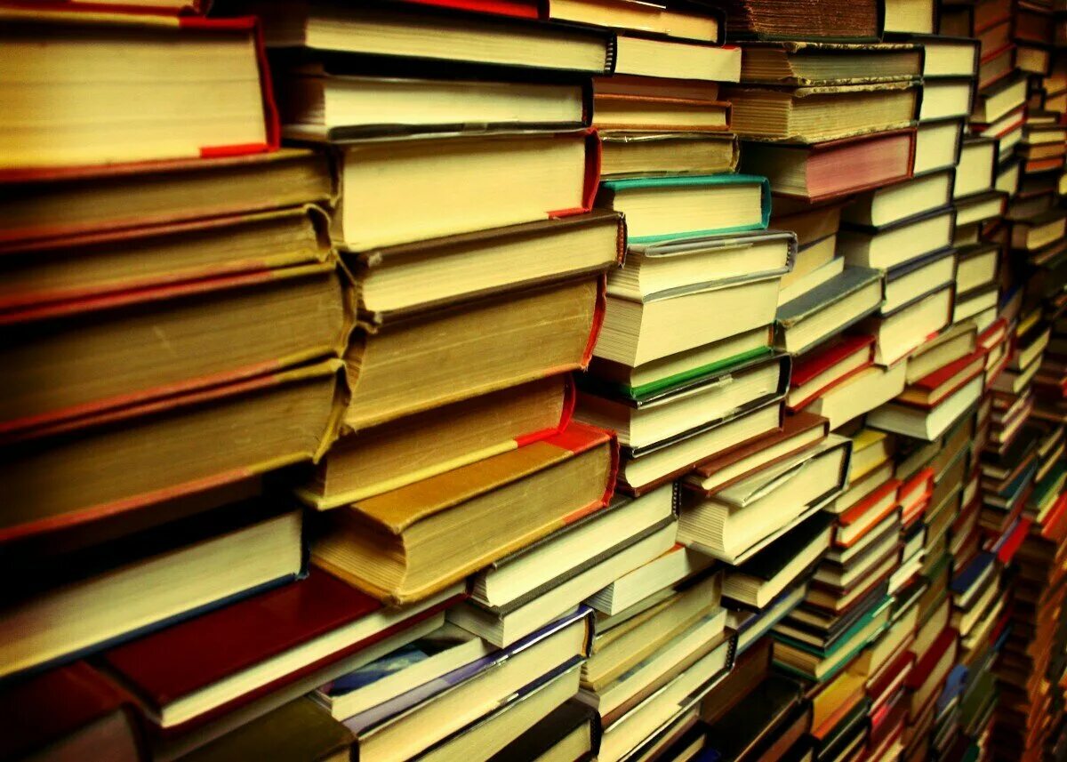 Много на свете хороших книг. Стопка книг. Куча книг. Изображение книги. Стопка книг в библиотеке.