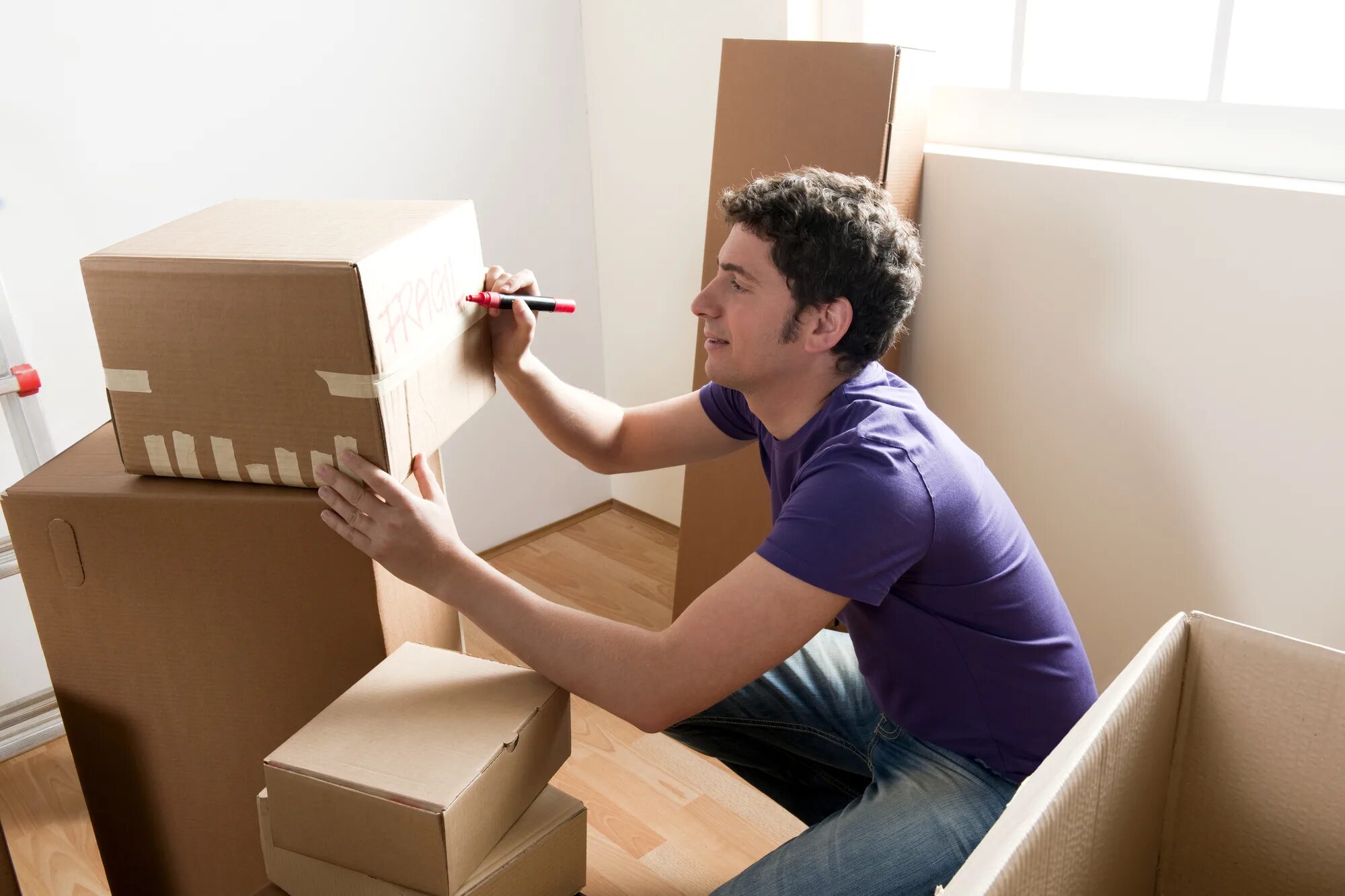 Информация переезжающим. Человек с коробками. Коробки для переезда. Вещи в картонной коробке. Коробки в доме.