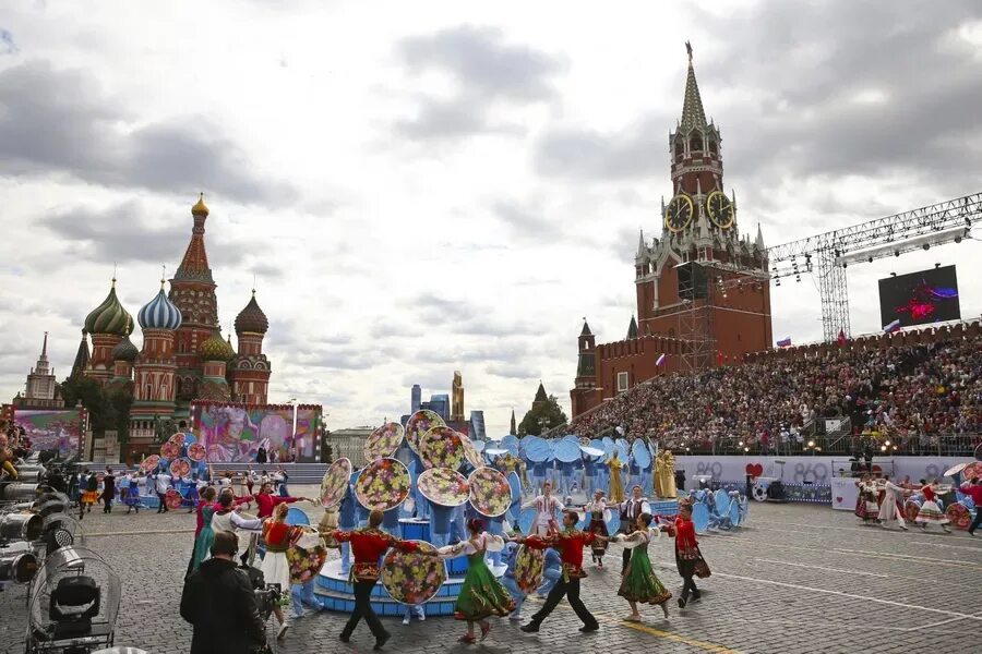 Праздник на улицах города. Массовые мероприятия. Красная площадь мероприятия. Красная площадь праздник. Празднование дня города в москве.