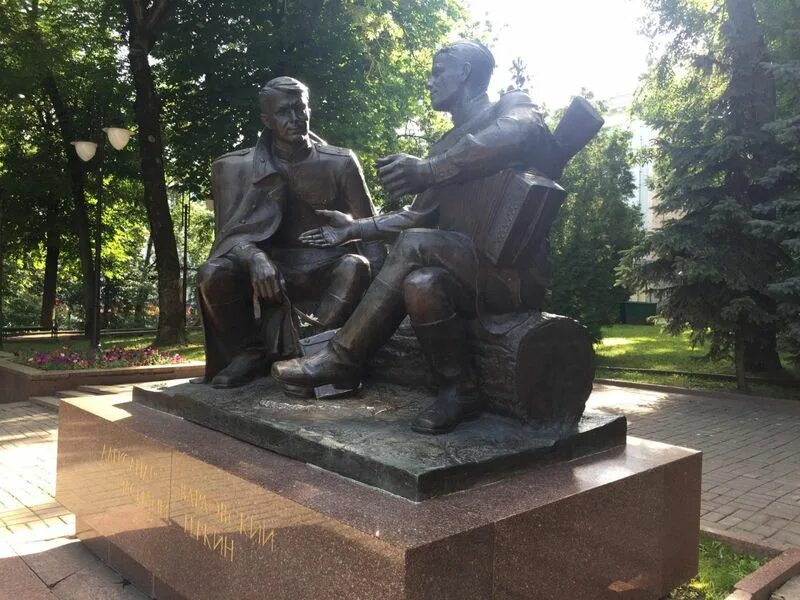 Памятник теркину в смоленске. Памятник Твардовскому и Василию Теркину. Памятник а.т.Твардовскому и Василию Тёркину в Смоленске. Памятник Твардовскому в Смоленске. Памятник Тёркину в Смоленске.