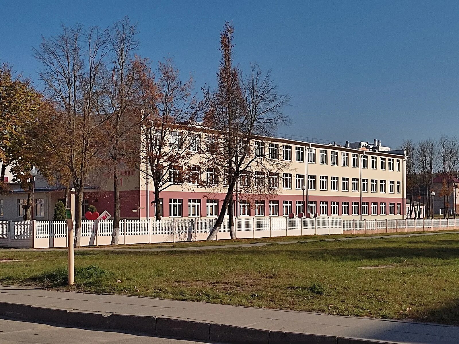 Островец беларусь. Гимназия островец. Островцы школа. Гимназия островец. Островцы школа.