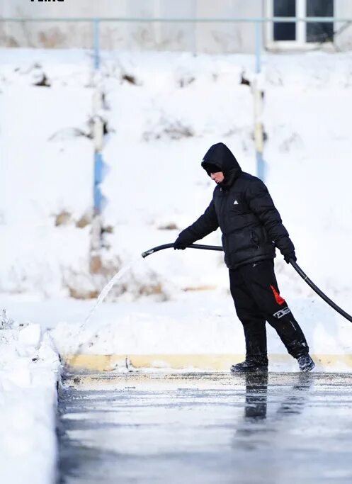 Приспособления для заливки льда. Заливка катка во дворе. Шланг для заливки катка. Заливка катка технология. Чтобы залить каток.