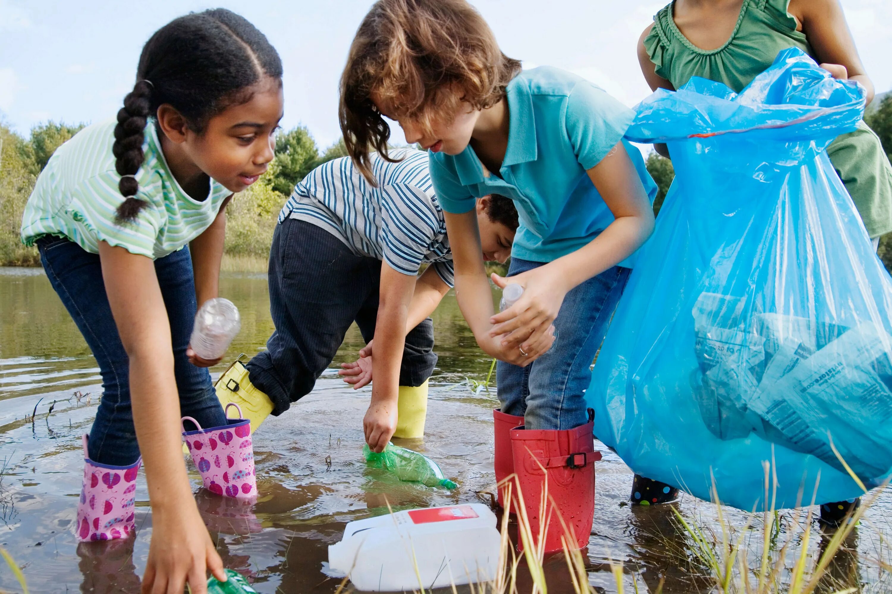 Live environment with people. Kids for a clean environment организация. Child helping others. Волонтеры Kids. Дети сорят природу.