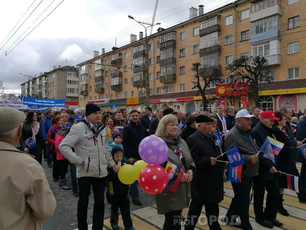 1 мая чебоксары. Демонстрация 1 мая Чебоксары. Демонстрация 1 мая город Горький трибуны. 1 Мая фото сцены на площади в Чебоксарах.